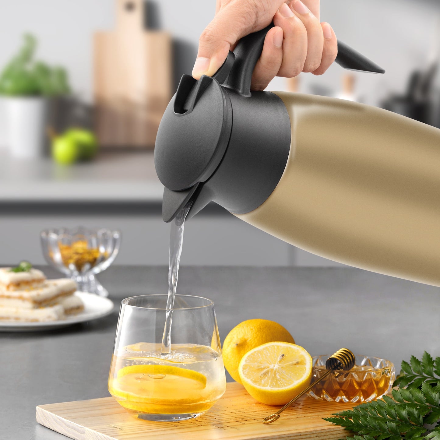 68oz Thermal Coffee Carafe, Stainless Steel Vacuum Insulated Coffee Thermos for Hot and Cold Beverage (Gold）