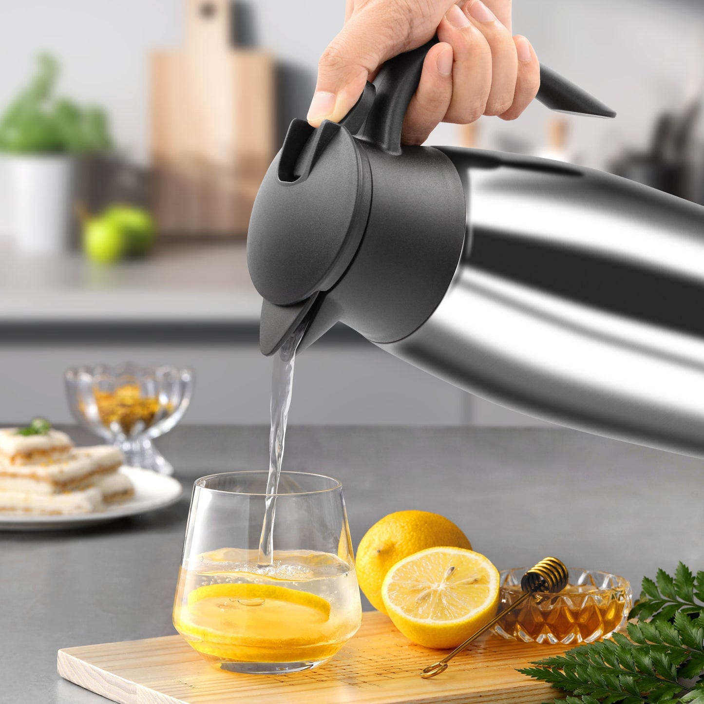 68oz Thermal Coffee Carafe, Stainless Steel Vacuum Insulated Coffee Thermos for Hot and Cold Beverage (Silver）